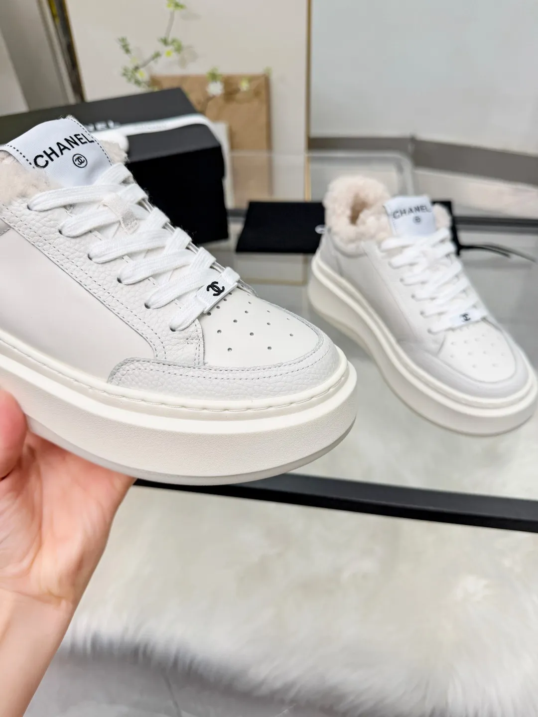 👟👟Ex-factory price 500👟👟 CHANEL 25C new autumn and winter sports shoes official website is available at the same time ❤️ Out of stock at counters. Major bloggers are recommending new styles on social days. This season’s new styles are simply eye-catching and look great on the feet. The casual casual sports style is cool and natural, interpreting Chanel’s fashionable femininity. The overall customization makes all sports shoes on the market at that time obsolete. This series is now available for sale! The upper is made of custom imported pebbled calf leather ➕ custom frosted calf leather. The lining is made of original one-to-one professionally customized mesh. Hardware accessories. Original full set of molds (not common in the market). Original custom molded TPU combination outsole. Height 4 cm. Women's size 35-40.